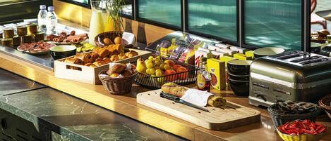 Petit déjeuner buffet (12.90 EUR par personne)