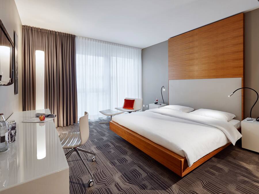 Kahden hengen standard-huone | Ylelliset vuodevaatteet, työpöytä, pimennysverhot, äänieristys