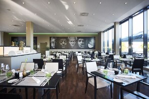 Lunsj og middag serveres, uteservering 