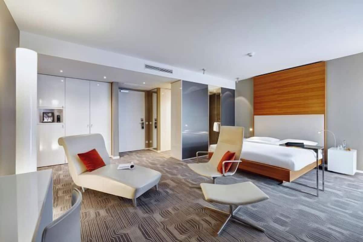 1 bedroom, premium bedding, desk, blackout curtains