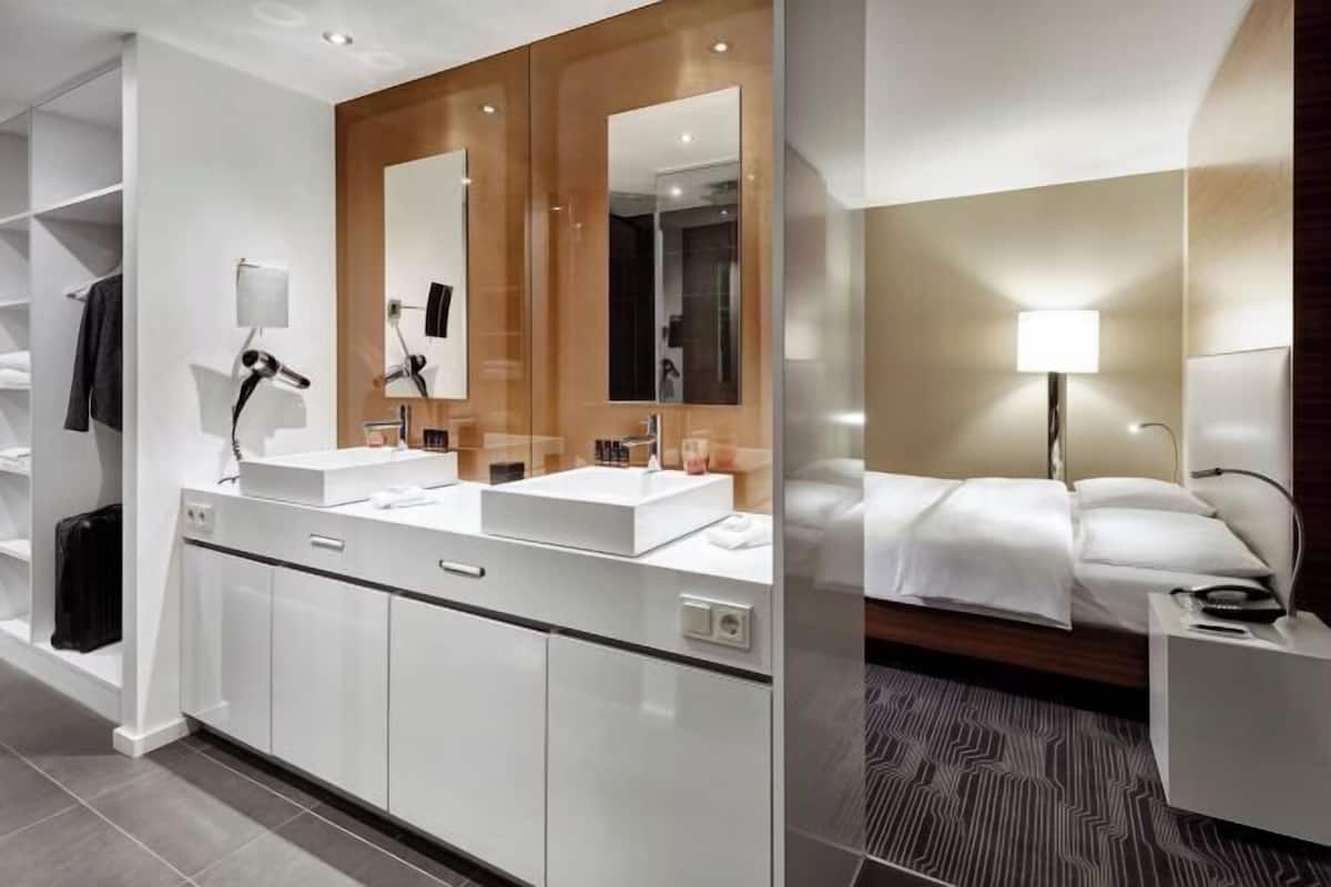 1 bedroom, premium bedding, desk, blackout curtains