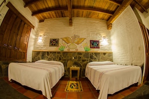 Espacio para trabajar con laptop, wifi gratis y ropa de cama