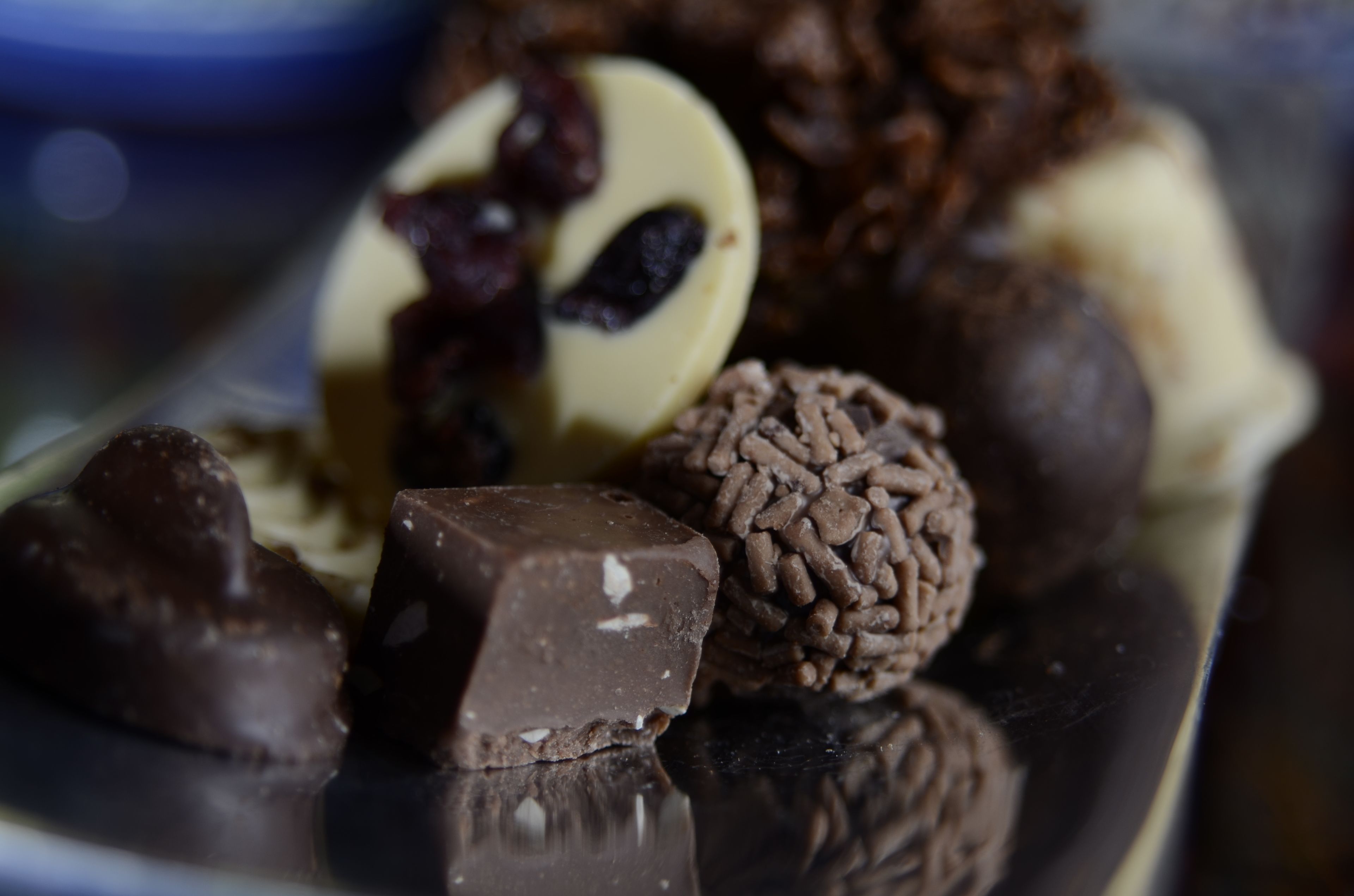 Delicias de chocolate sobre una superficie reflectante.
