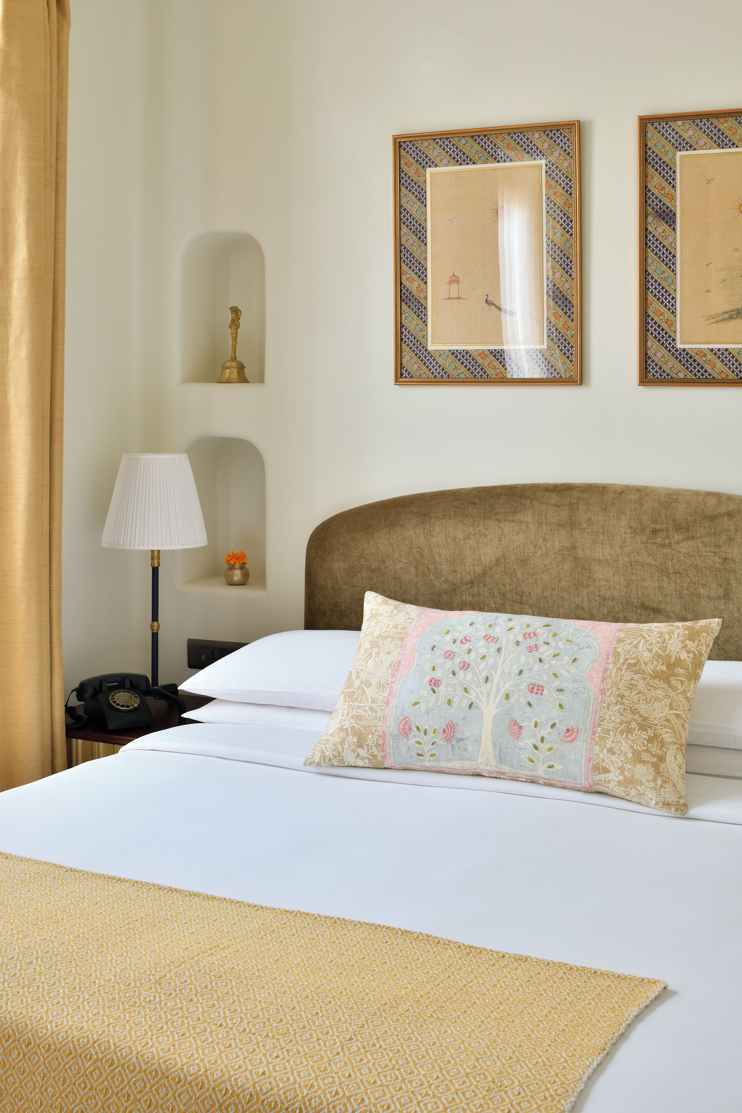 ميني بار وخزنة داخل الغرفة ومكتب وستائر تعتيم