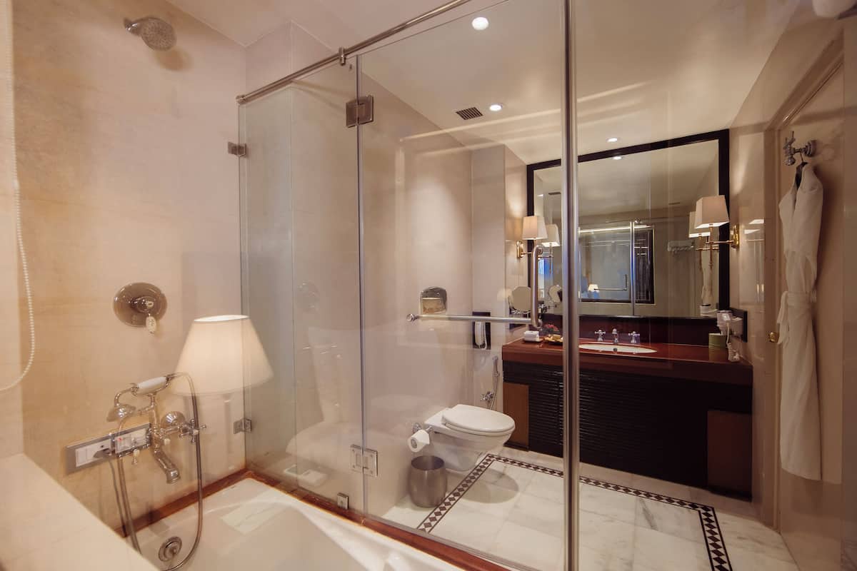 Fort King | Bathroom | Rainfall showerhead, free toiletries, hair dryer, bathrobes