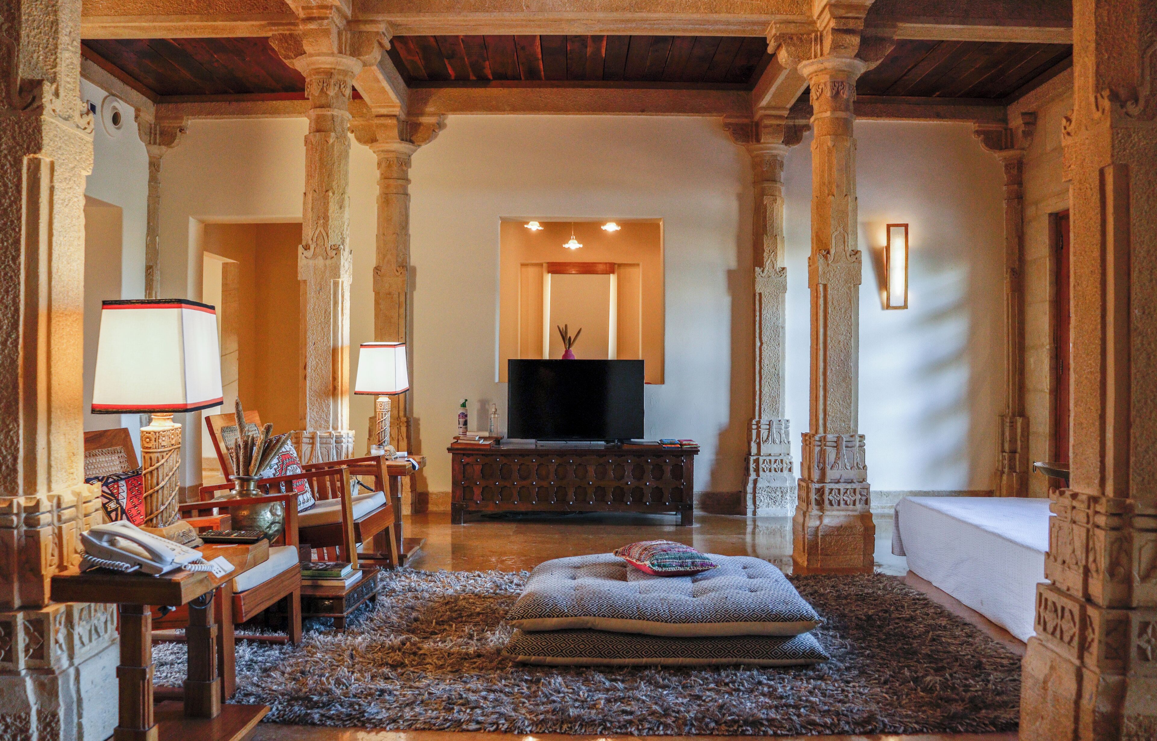 Suite, letti multipli | Area soggiorno | TV LED 32 pollici con canali via cavo, TV