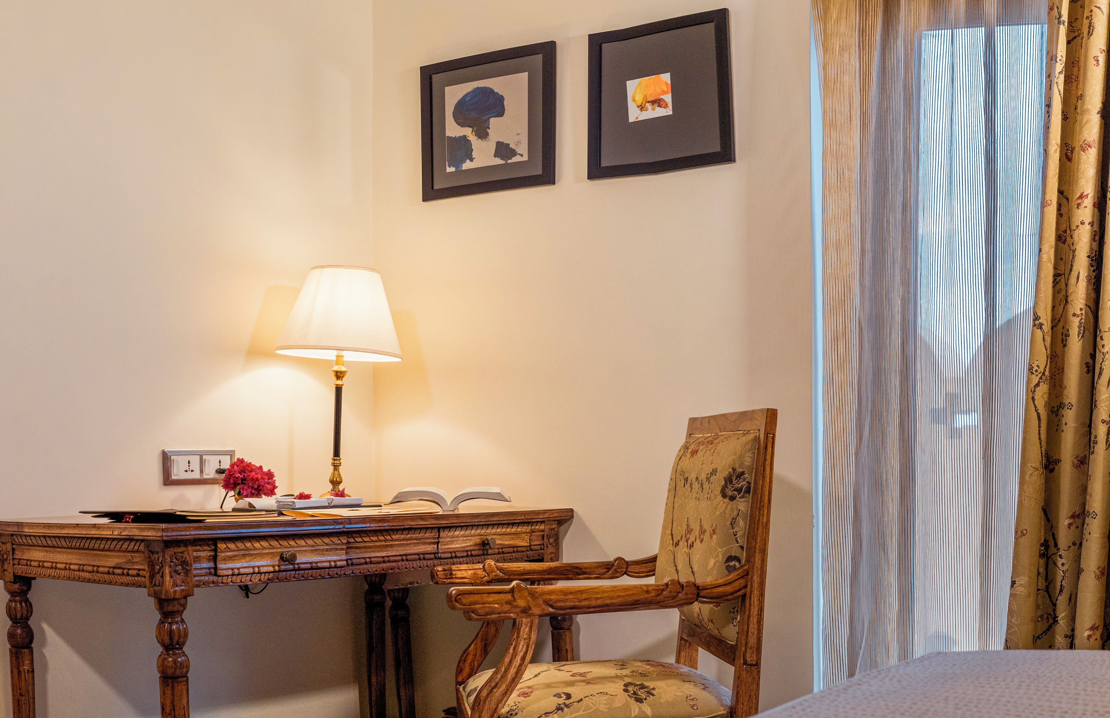 تلفزيون إل إي دي بحجم 32-بوصة يعرض قنوات تلفزيونية باشتراك مدفوع