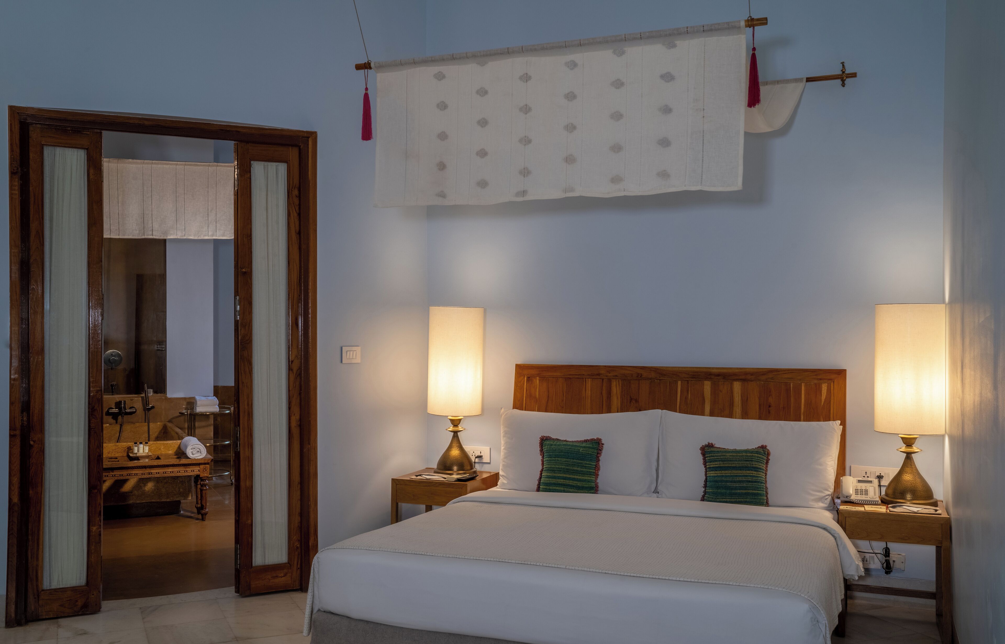 ميني بار وخزنة داخل الغرفة ومكتب وستائر تعتيم