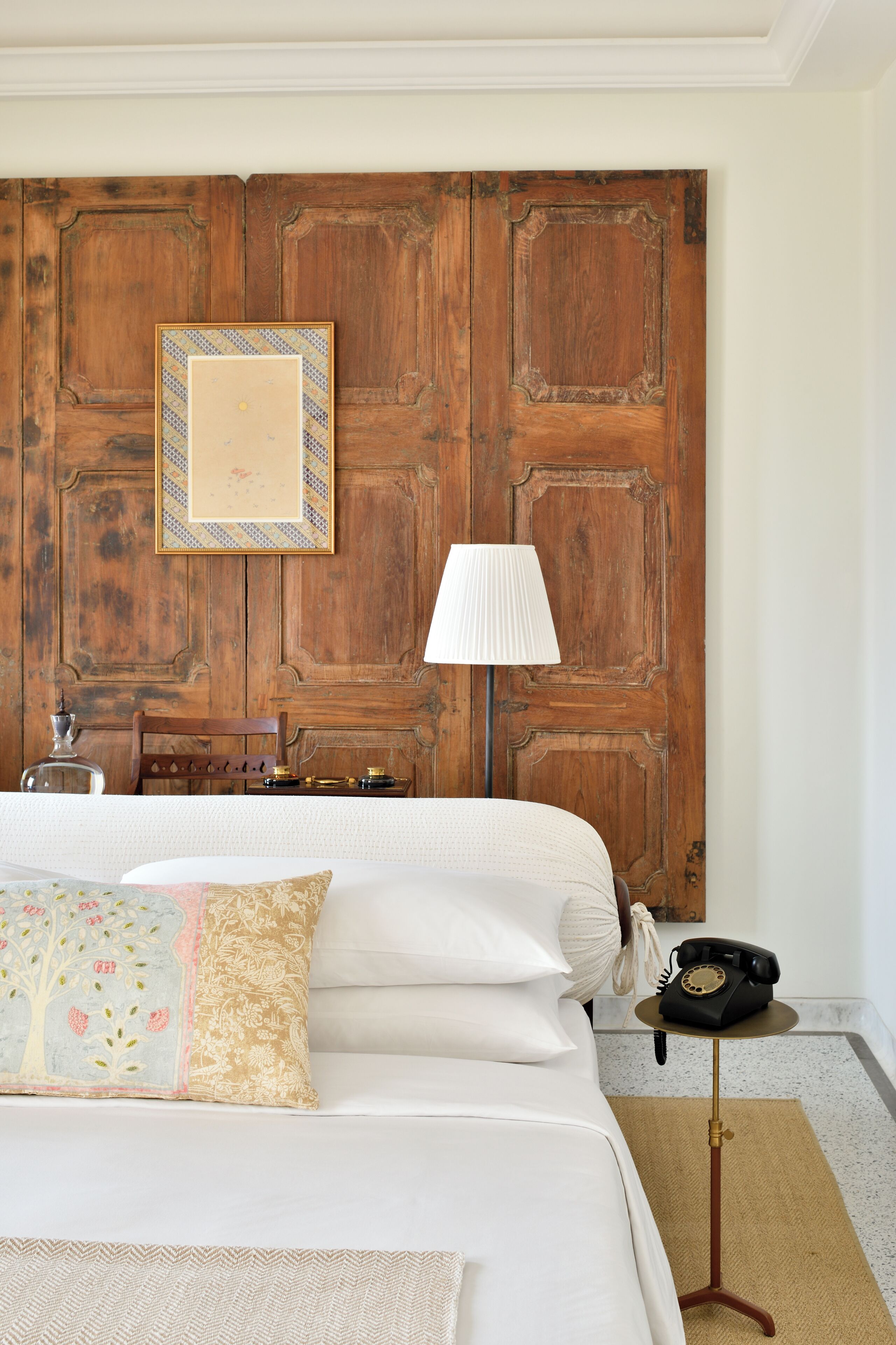 ميني بار وخزنة داخل الغرفة ومكتب وستائر تعتيم