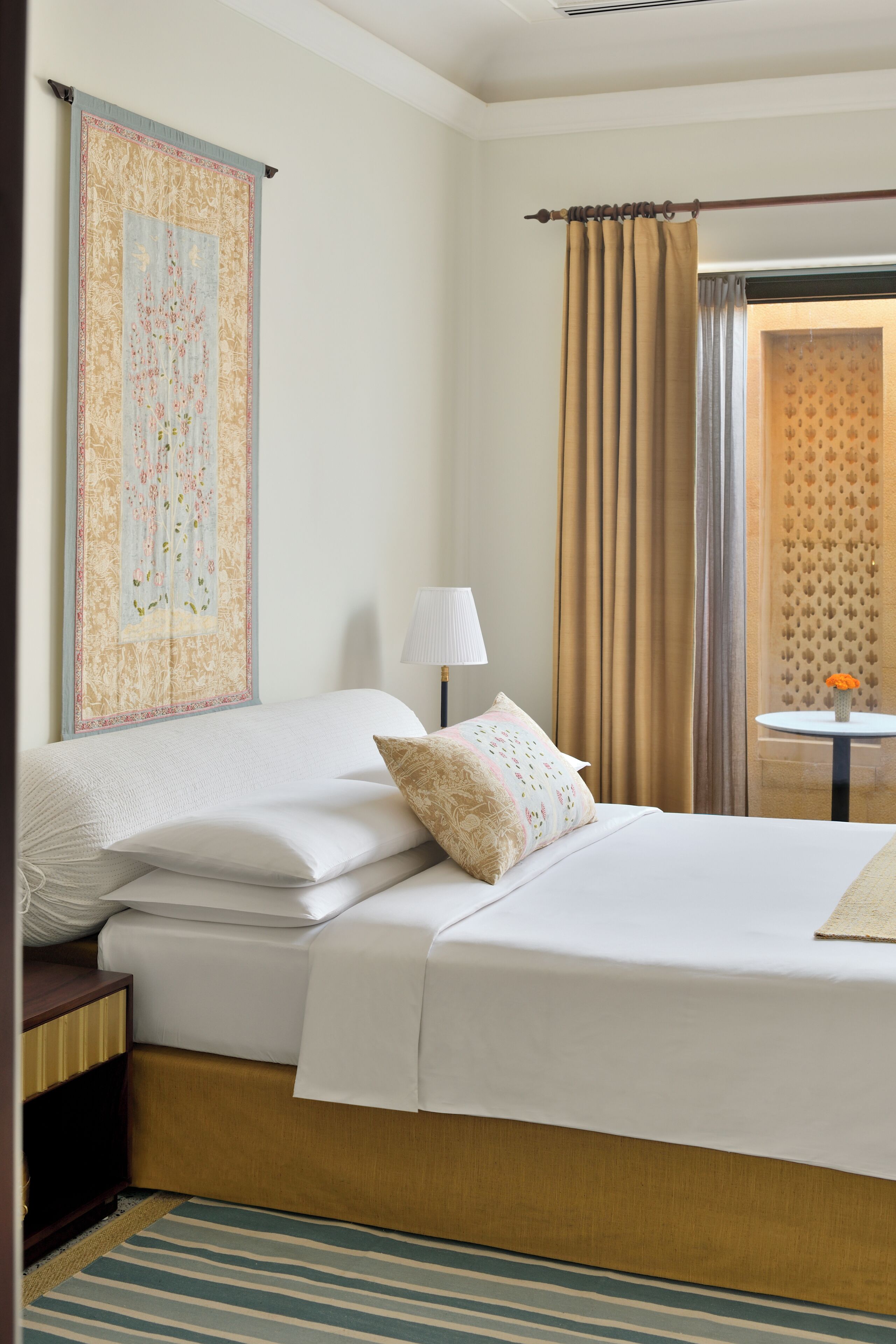 ميني بار وخزنة داخل الغرفة ومكتب وستائر تعتيم