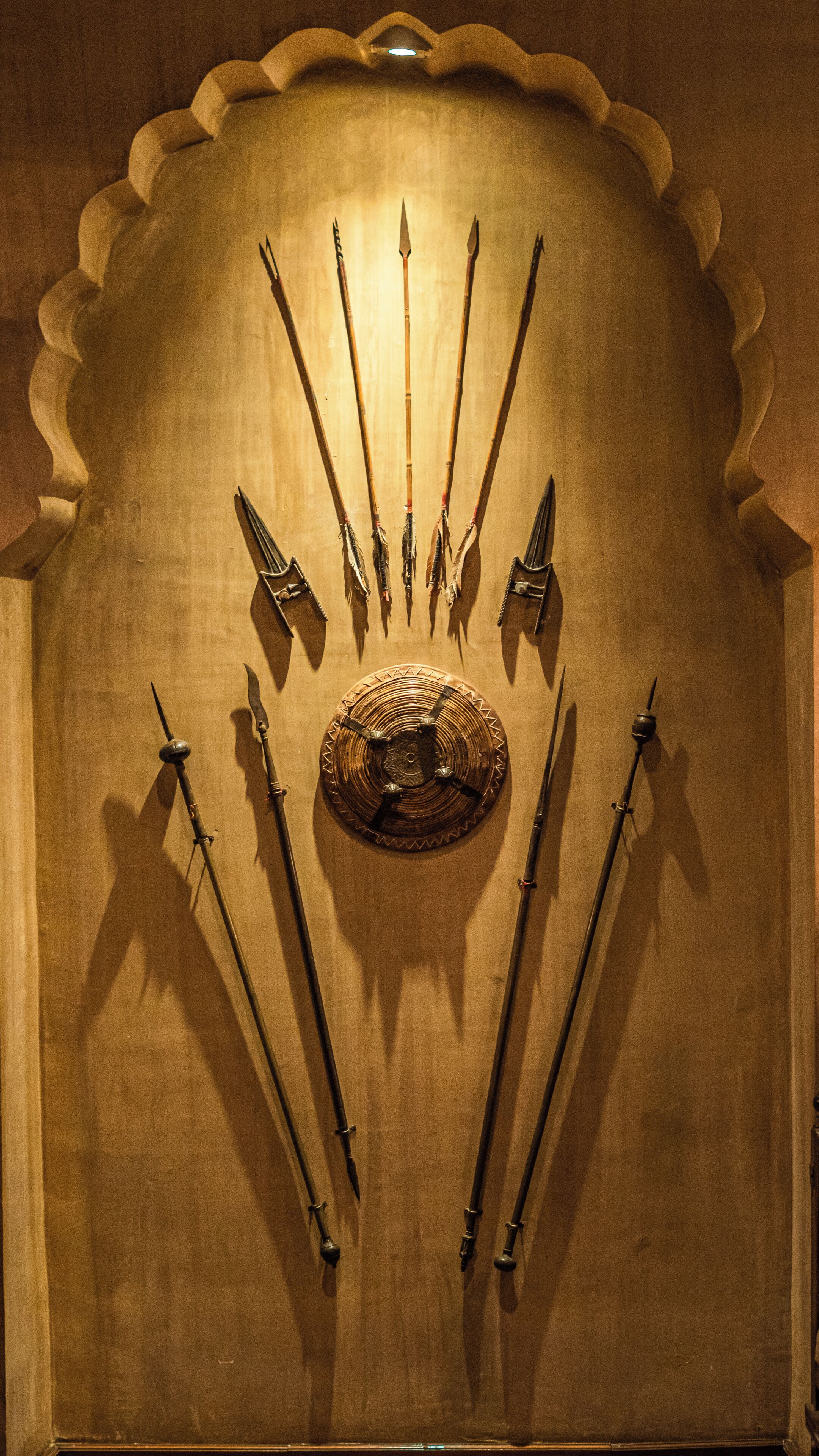 Una pared de madera con un borde decorativo y un emblema central.