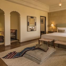 Signature Suite | Minibar, in-room safe, desk, blackout drapes
