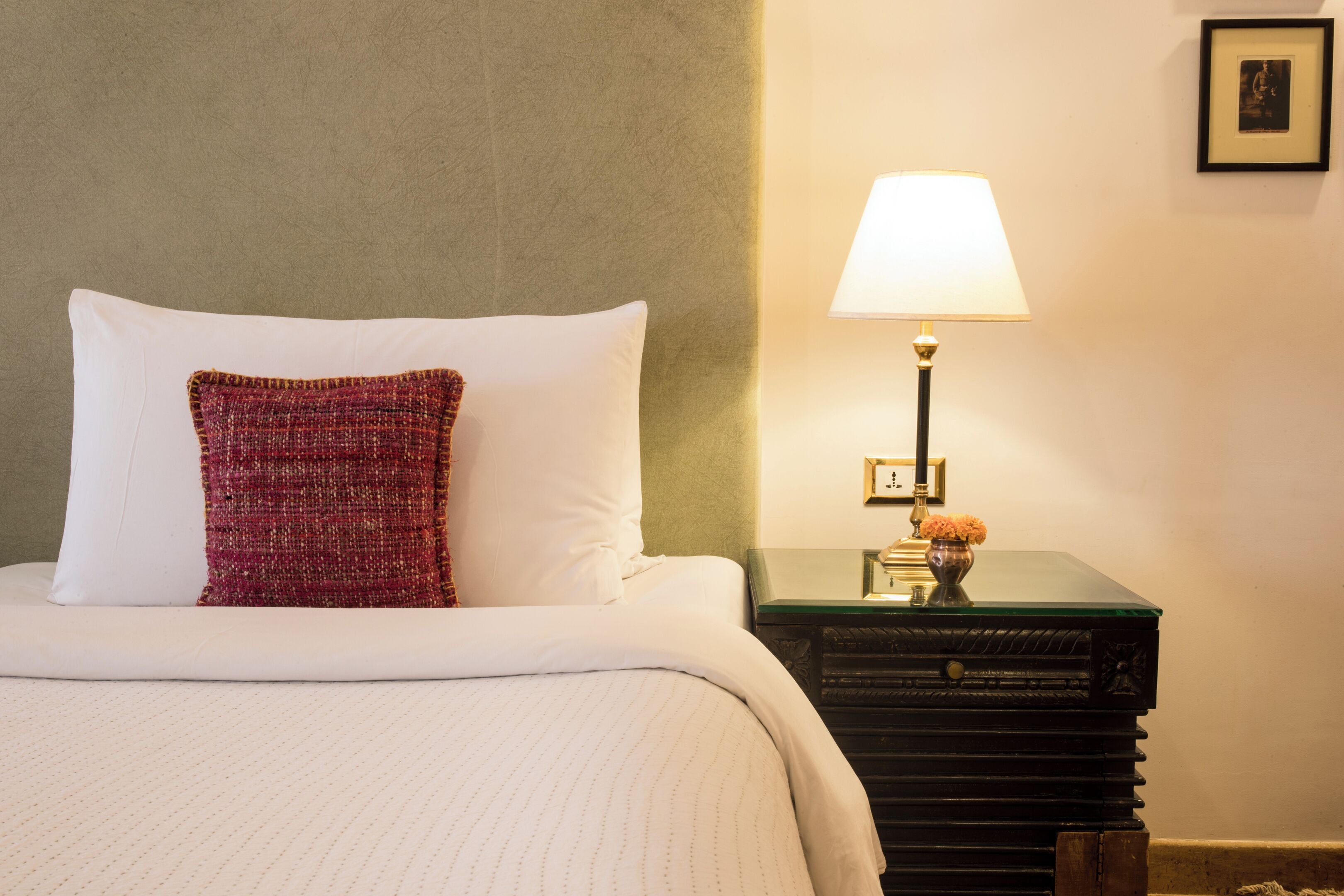 تلفزيون إل إي دي بحجم 32-بوصة يعرض قنوات تلفزيونية باشتراك مدفوع