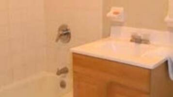 Deluxe Room | Bathroom shower