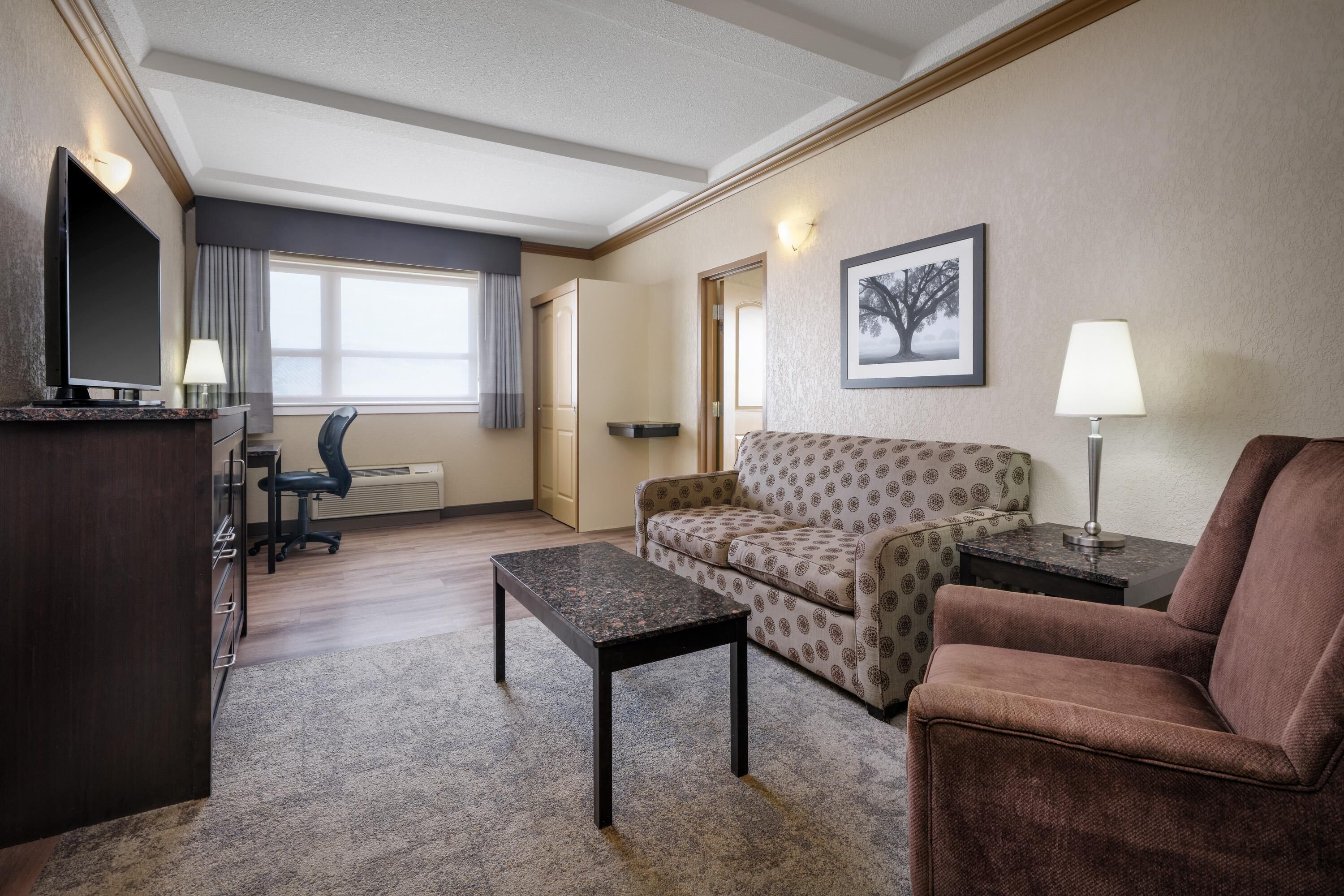 1 bedroom, pillow-top beds, desk, laptop workspace