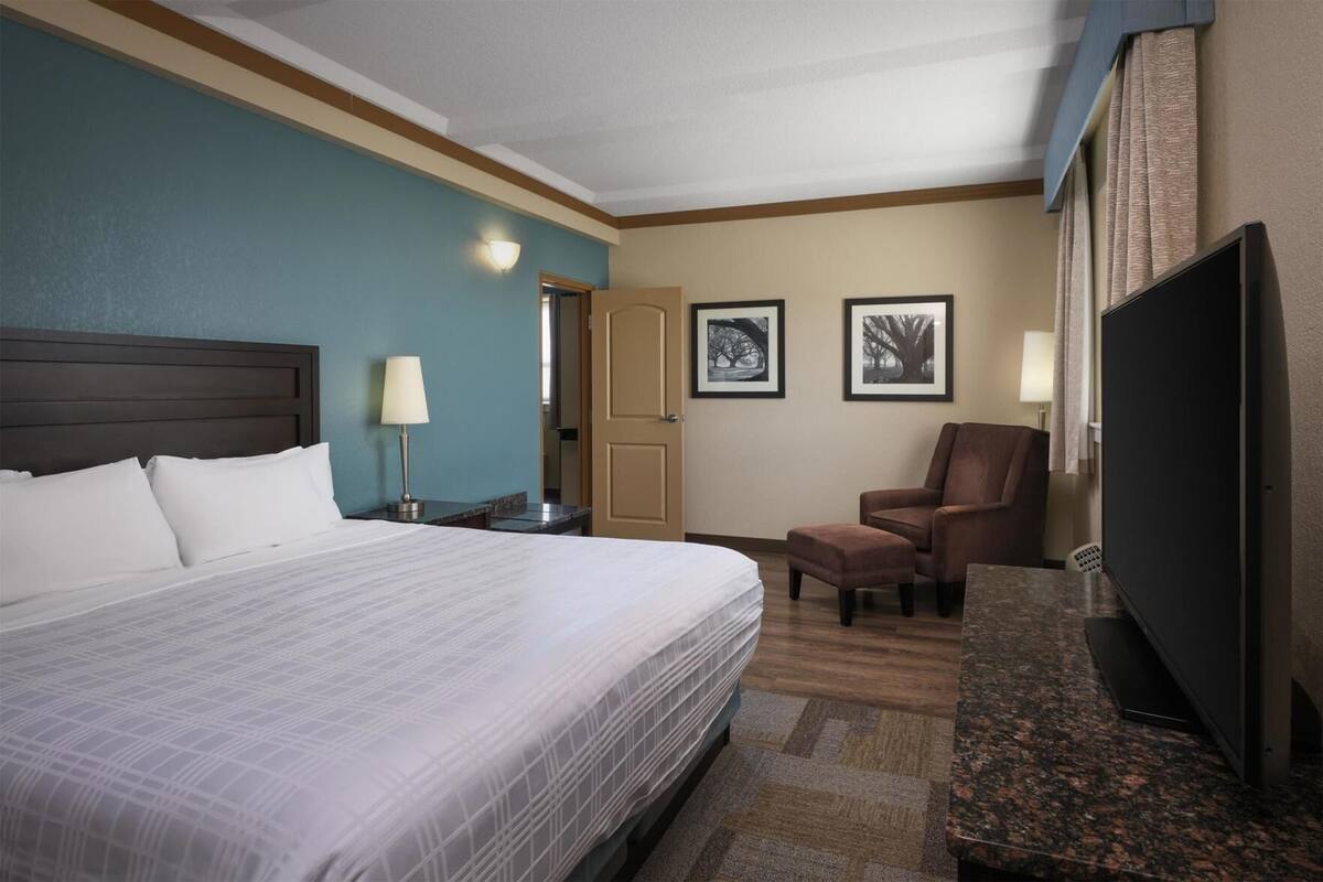 Pillowtop beds, desk, laptop workspace, blackout drapes
