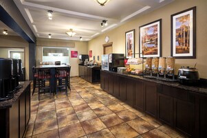 Café da manhã com buffet grátis todos os dias