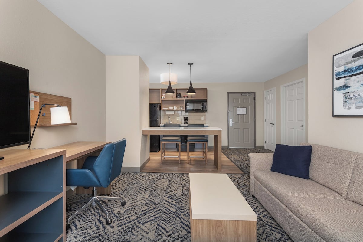 suite, 1 king bed (living and dining area) | 1 bedroom, hypo-allergenic bedding, pillow-top beds, in-room safe