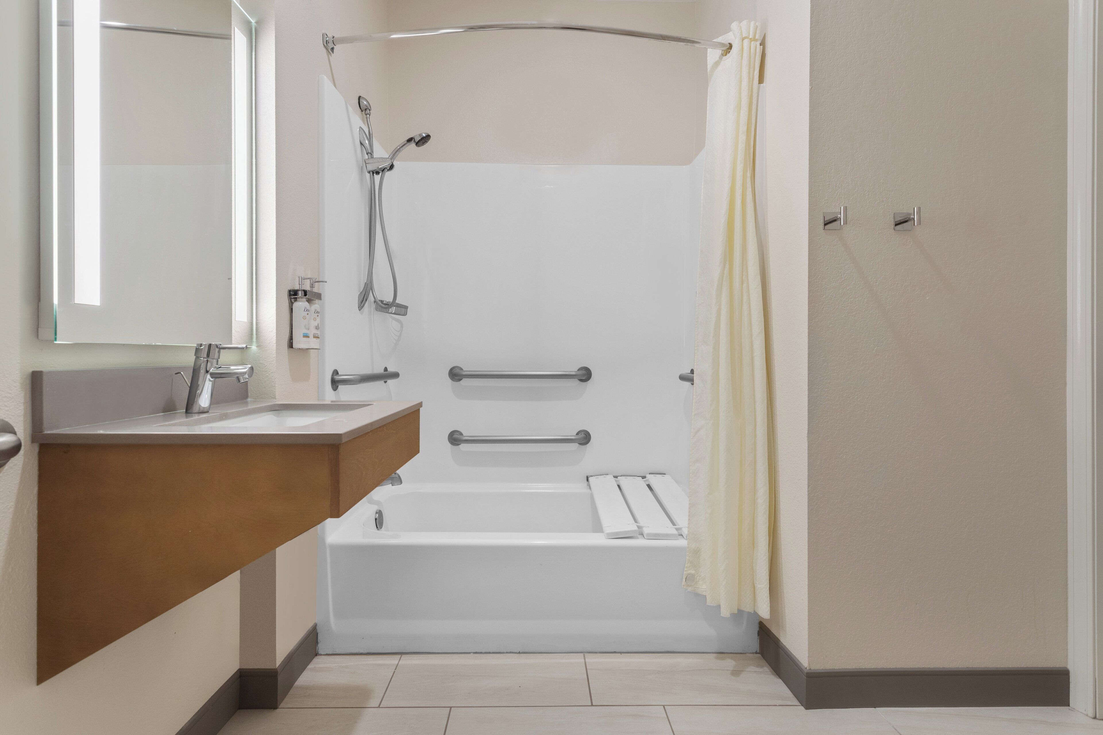 Un baño moderno con bañera, ducha y tocador.