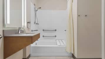 Un baño moderno con bañera, ducha y tocador.