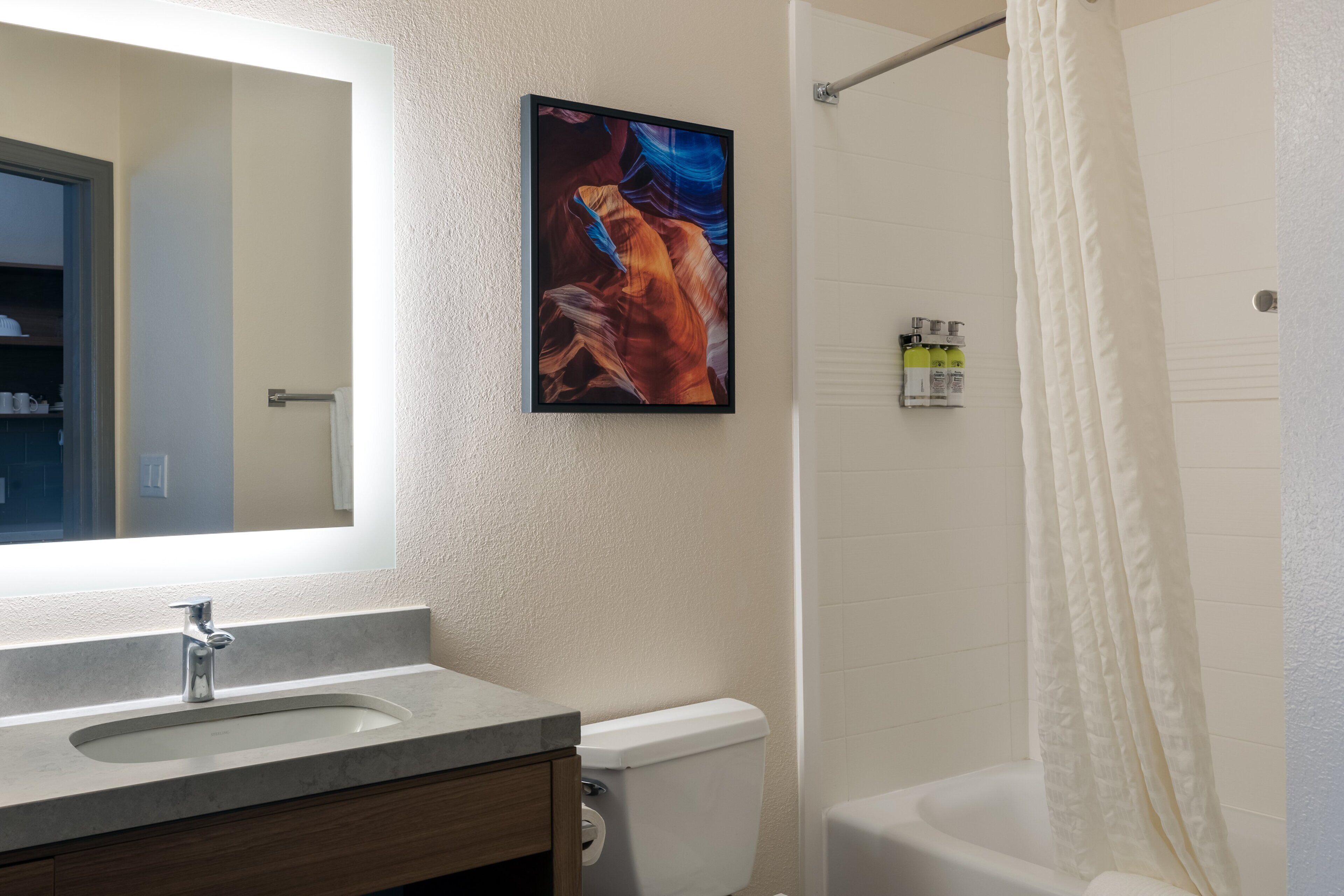 Een badkamer met een wastafel, toilet en douche.