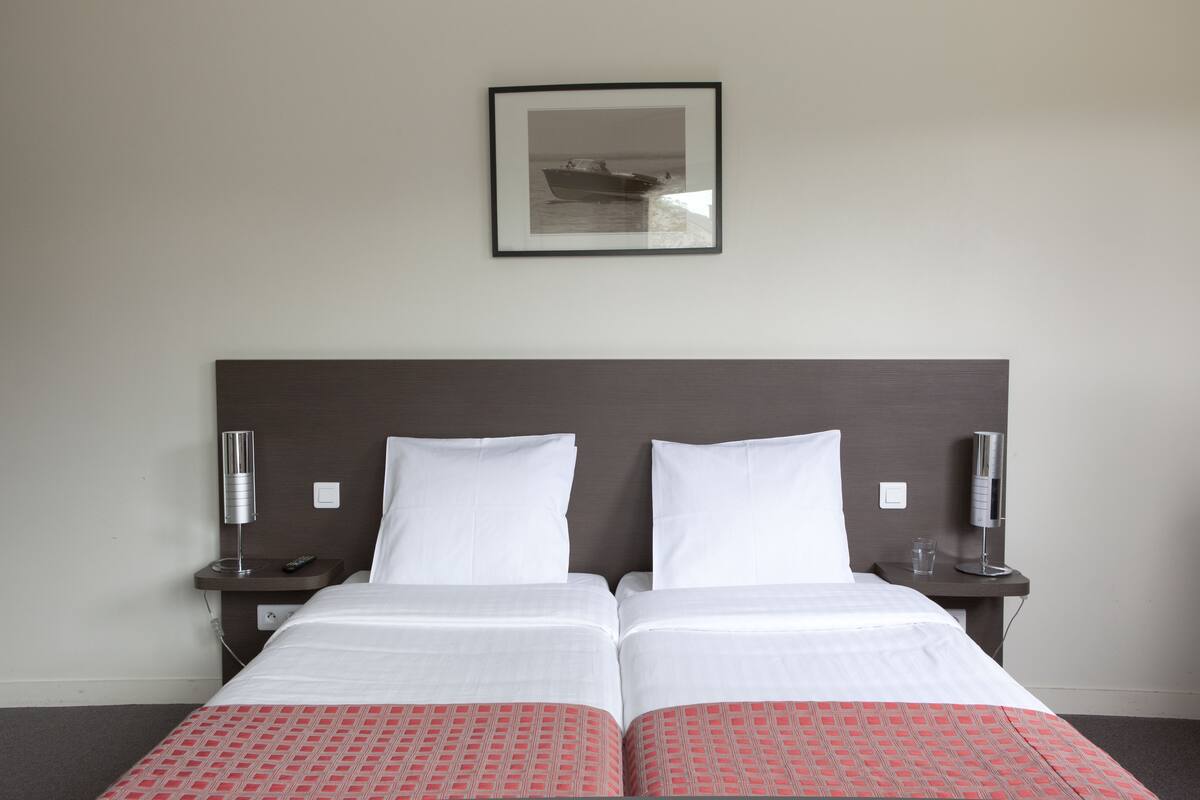 Studio phong cách cổ điển, 2 giường đơn | Nệm cao su hoạt tính (memory foam), bàn, màn/rèm cản sáng