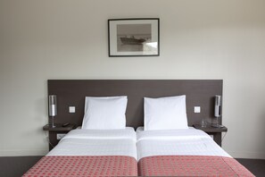 Memory-foam beds, desk, blackout curtains, soundproofing - Villa Bellagio Hôtels & Résidences (Villejuif)
