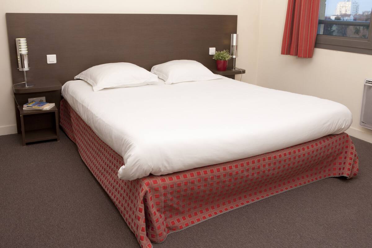 Căn hộ | Nệm cao su hoạt tính (memory foam), bàn, màn/rèm cản sáng