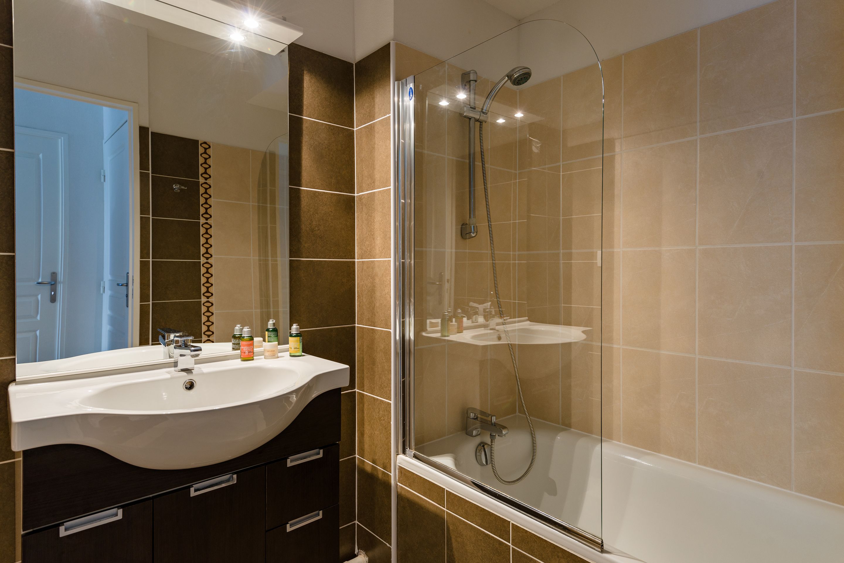 Baignoire, sèche-cheveux, serviettes fournies, papier toilette