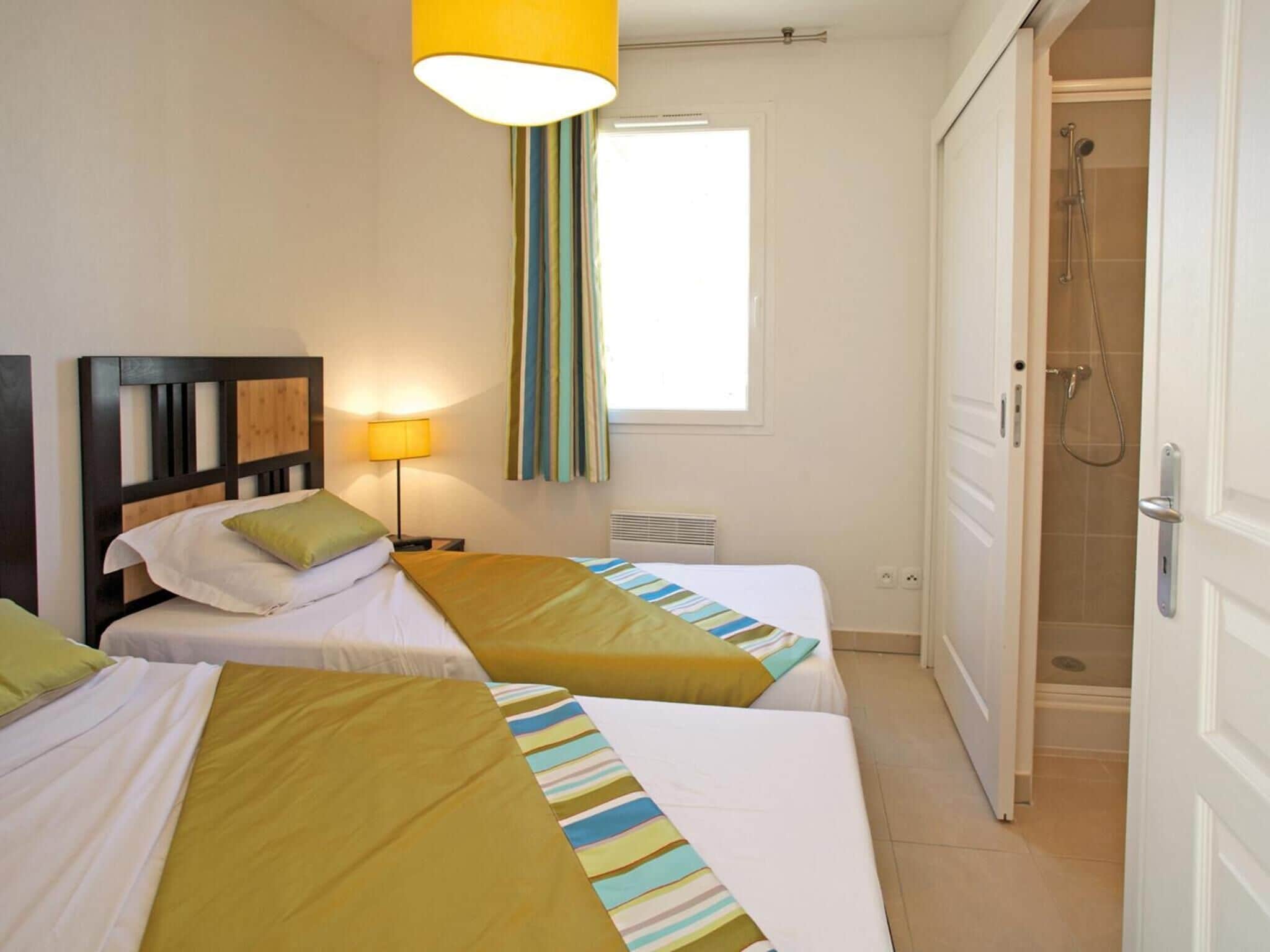 Seterika/papan seterika, Wi-fi, cadar katil 