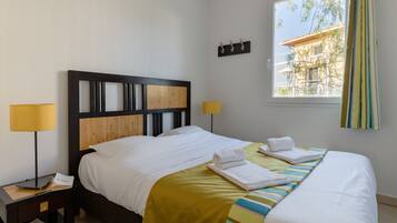 Een strijkplank/strijkijzer, wifi (toeslag), beddengoed