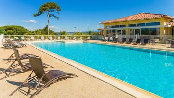 Een seizoensgebonden buitenzwembad