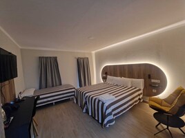 Habitación triple básica | Ropa de cama de alta calidad, minibar, caja fuerte y escritorio