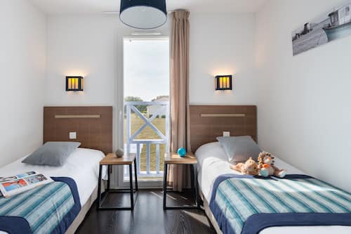 Blackout curtains, cots/infant beds