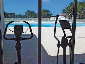 Una piscina al aire libre de temporada