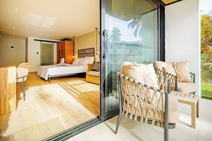 In-room safe, desk, bed sheets