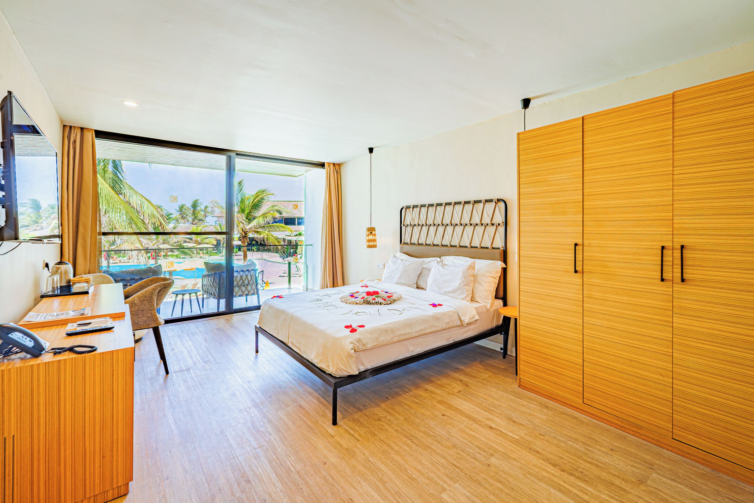 Premium-huone, näköala uima-altaalle | Tallelokero huoneessa, työpöytä, vuodevaatteet