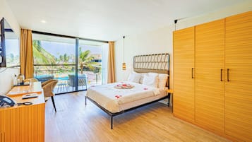 Rom – premium, bassengutsikt | Safe på rommet, skrivebord og sengetøy