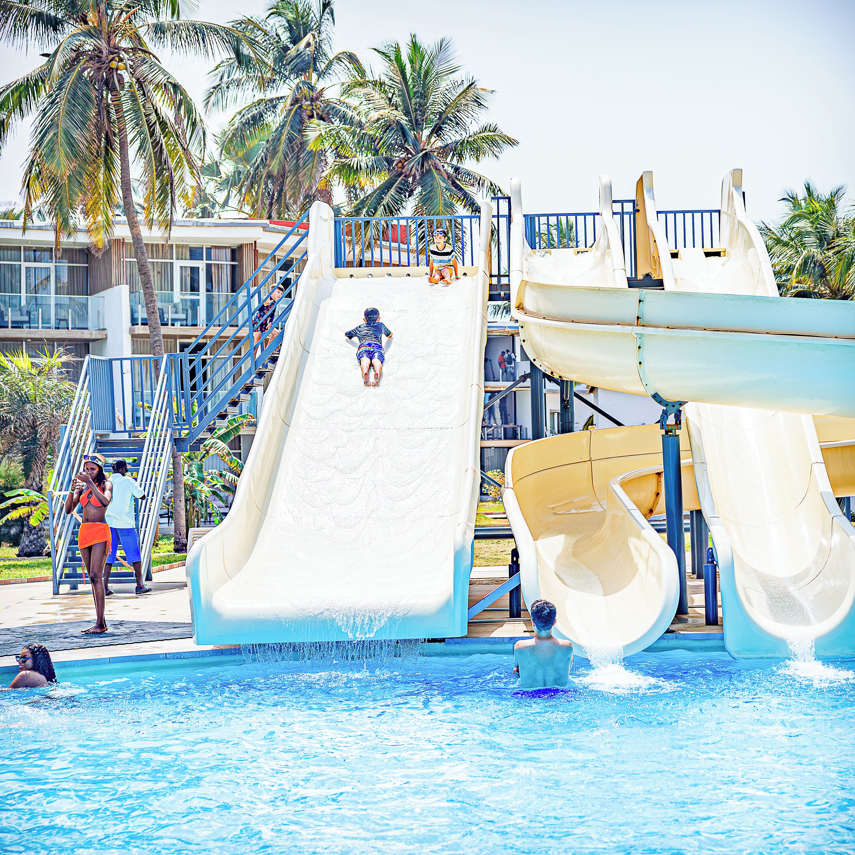 Una piscina al aire libre, sombrillas