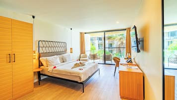 In-room safe, desk, bed sheets