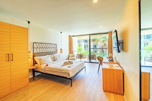 Premium Room, Garden View | In-room safe, desk, bed sheets