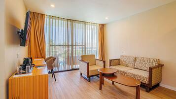 Suite – premium, havutsikt | Oppholdsområde | Flatskjerm-TV