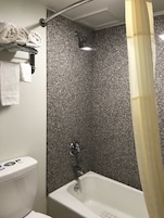 Habitación estándar, 2 camas de matrimonio | Baño | Ducha y toallas