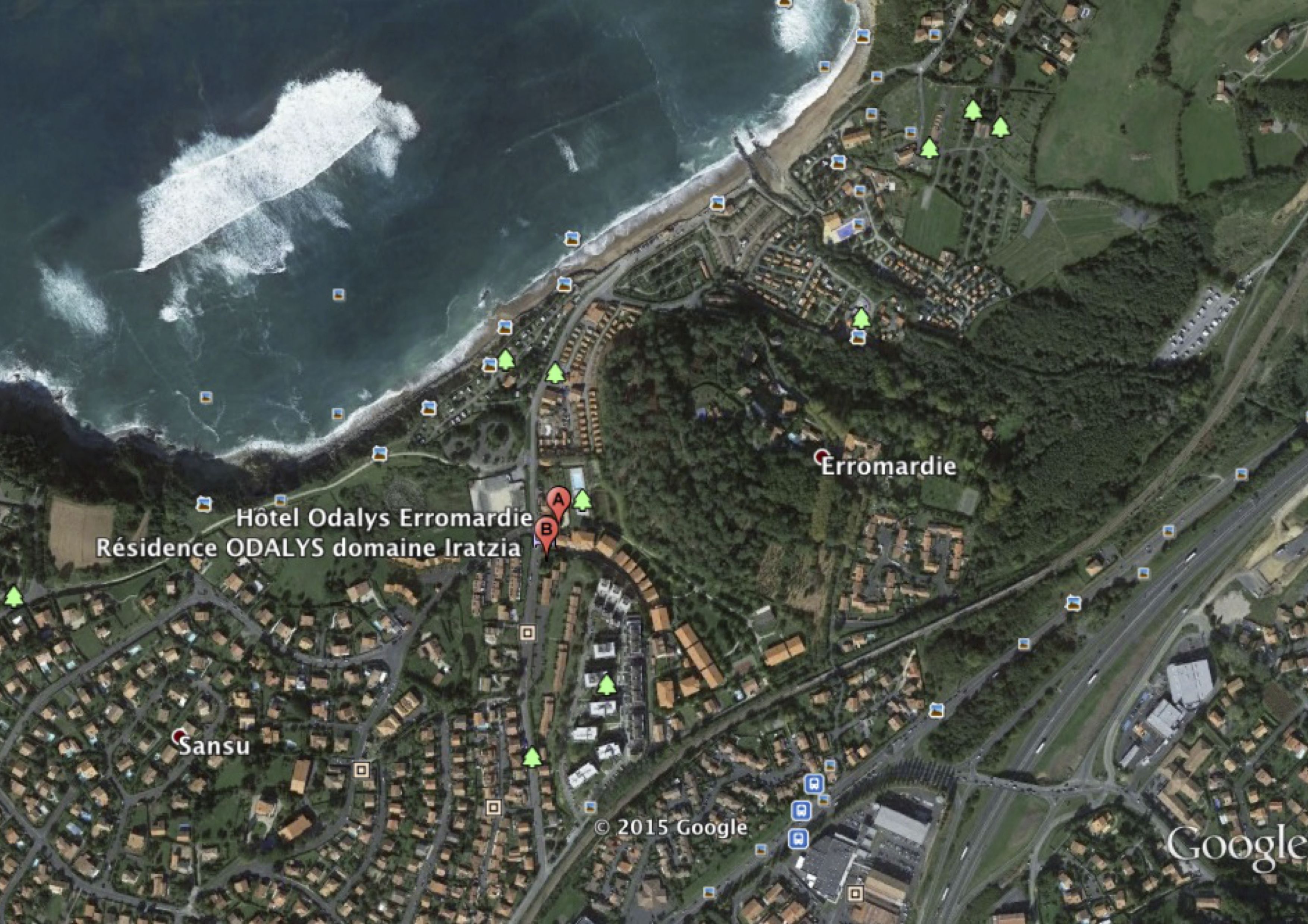Vista de satélite de uma área costeira com o Hotel Odalys Erromardie, indicado com um alfinete vermelho.