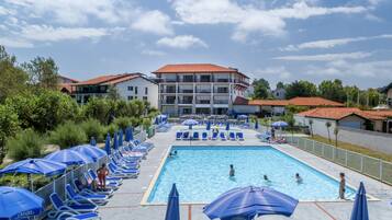 Piscine extérieure, chaises longues
