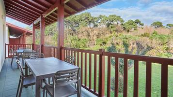 Apartment, 3 Bedrooms (8 People) | Soundproofing, free cribs/infant beds, free WiFi, bed sheets