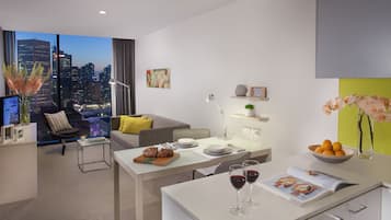 Habitación Deluxe, 2 habitaciones | Caja fuerte, escritorio, espacio para trabajar con un portátil