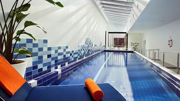 Indendørs pool, åben fra kl. 05.00 til kl. 22.00, liggestole