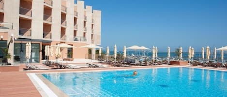 Outdoor pool, pool umbrellas, sun loungers