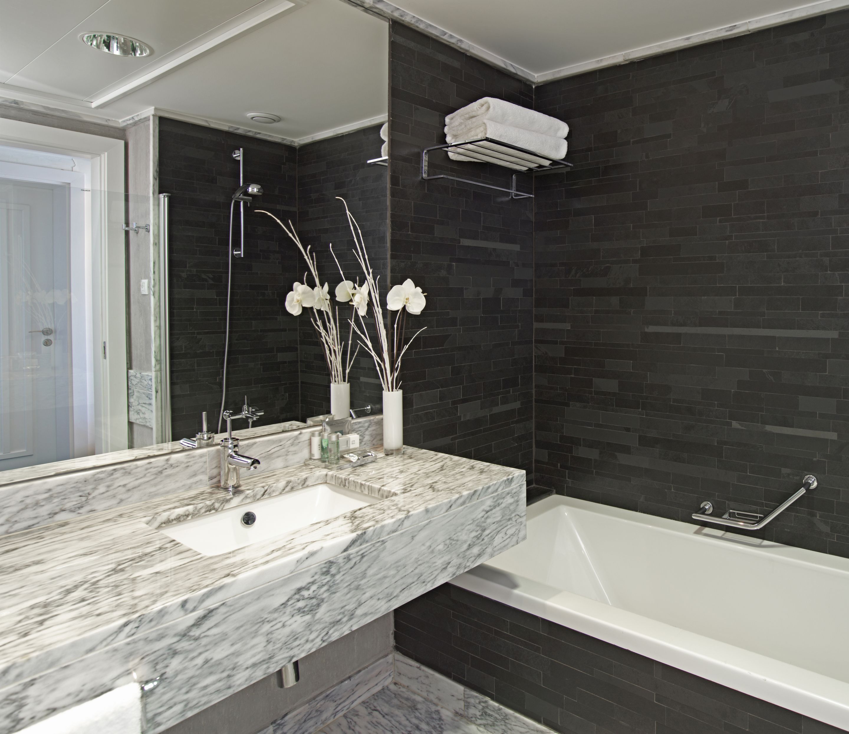 combined shower/bathtub, rainfall showerhead, free toiletries